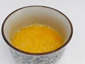 鸡蛋磕入碗里、加2克盐用筷子打散。