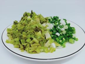 酸菜、葱、年糕切好备用。