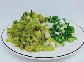 酸菜、葱、年糕切好备用。