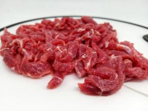 牛肉横着切丝，加生抽10克、盐3克、番薯粉10克搅拌均匀腌制10分钟。