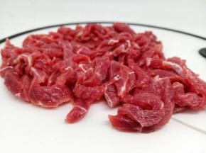 牛肉横着切丝，加生抽10克、盐3克、番薯粉10克搅拌均匀腌制10分钟。