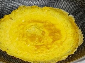锅里放油，开小火倒入鸡蛋液，转圈把鸡蛋液摊成饼状，等鸡蛋液凝固开中火，记得另外一面也翻过来煎一下。