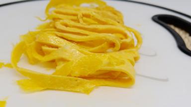 鸡蛋饼晾一下切成丝。