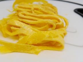 鸡蛋饼晾一下切成丝。