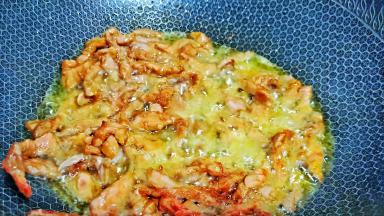 锅里加油、五成热下牛肉快速爆炒。