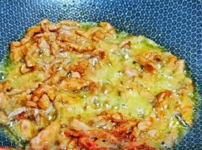 锅里加油、五成热下牛肉快速爆炒。