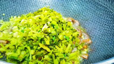 再下酸菜入锅（酸菜有点咸，可以不用放调味料了）