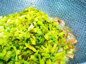 再下酸菜入锅（酸菜有点咸，可以不用放调味料了）