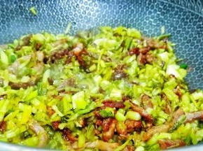 快速翻炒，炒出酸菜的咸香味。