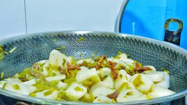 加年糕一起入锅煸炒。