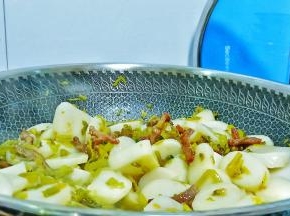 加年糕一起入锅煸炒。