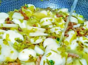 加开水一碗，喜欢汤汁多的可以多放一点。