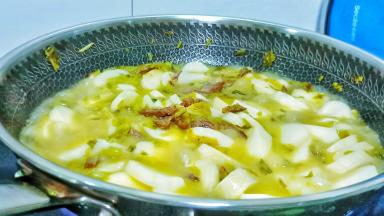 开大火慢慢炖，酸菜的咸香味都炖出来了。