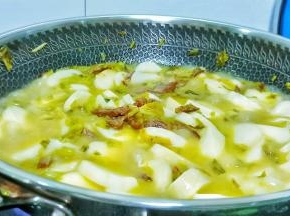 开大火慢慢炖，酸菜的咸香味都炖出来了。