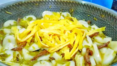 汤汁差不多加鸡蛋丝。