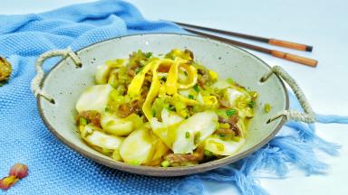 年糕汤化解了酸菜本身的咸味，汤汁那叫一个鲜美。