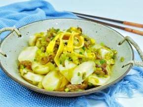 年糕汤化解了酸菜本身的咸味，汤汁那叫一个鲜美。