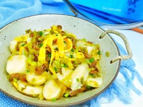 汤年糕追求的就是咸香中带着的热度还有鲜美的汤汁。