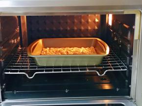 将花生放入烤盘中，入烤箱中层。