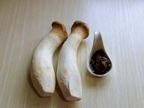 准备食材，沙茶酱1汤勺。