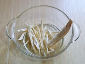 再用手撕成条状。