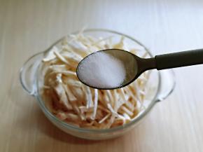 加入盐，不要太多。