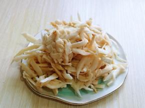 腌制好的杏鲍菇，用水冲洗两遍，再把水分挤干。