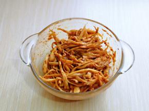 拌均匀，腌制15分钟。