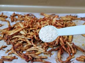 30分钟后取出烤盘，撒上白芝麻，拌均匀。