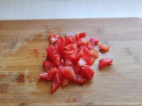 首先将番茄洗干净，切小块。