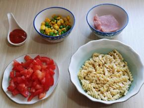 准备好所有食材。(螺旋面提前用水泡软，这样很快就煮好，不泡也可以，就是煮的时间比较长。)