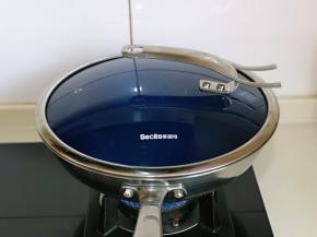 锅中加入水烧开。