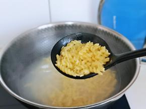 约煮了2分钟就熟啦！捞出过冷水。