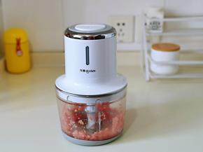 启动绞肉机绞成肉糜。