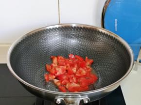 起油锅，加入番茄煸炒，煸炒至番茄变软，加入意面酱。