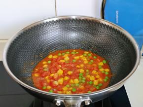 再加入玉米粒与豌豆，中小火煮2分钟，盛出备用。