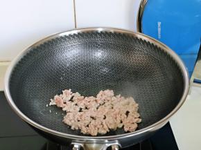 另起油锅，加入肉糜煸炒至变色。