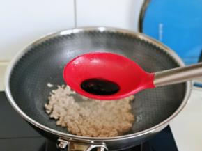 加入料酒，生抽，翻炒均匀。