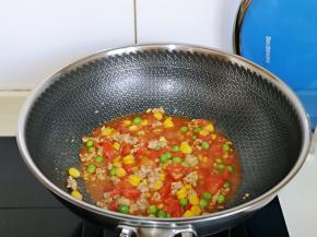 再把刚刚炒锅的番茄和彩蔬倒入肉糜中。