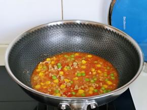 再加入1小碗纯净水烧开，转中小火煮2分钟关火。