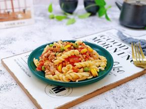 把番茄肉糜酱淋在螺旋面上，撒上熟黑芝麻就可以啦！