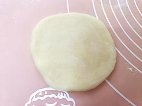 取一份面团撒些糕粉防粘，擀成圆形面皮
我一般全部擀好后盖上保鲜膜，再去削芒果打发奶油