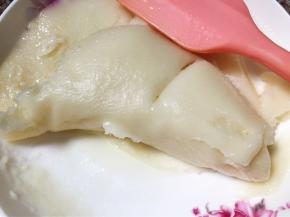 蒸熟无白色粉浆后取出，这时表面会有一些浮油，没关系一起全部装入保鲜袋里密封放入冰箱冷藏降温