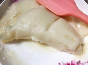 蒸熟无白色粉浆后取出，这时表面会有一些浮油，没关系一起全部装入保鲜袋里密封放入冰箱冷藏降温