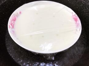 倒入盘子里盖上保鲜膜，用牙签插几个孔
放入滚开的锅里，大火蒸30分钟