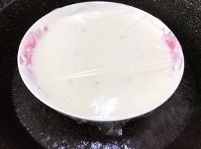 倒入盘子里盖上保鲜膜，用牙签插几个孔
放入滚开的锅里，大火蒸30分钟
