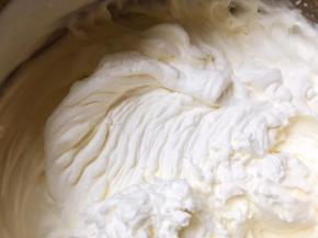 淡奶油加入细砂糖打发至硬挺
淡奶油要打的硬一些，包出来才会饱满