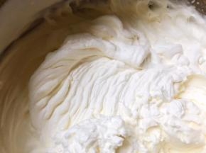淡奶油加入细砂糖打发至硬挺
淡奶油要打的硬一些，包出来才会饱满