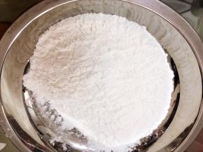 先取60克糯米粉炒熟当糕粉备用