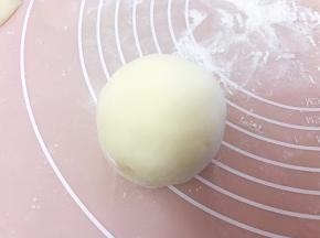 包好收口
全部做好后密封放入冰箱冷藏几个小时再食用